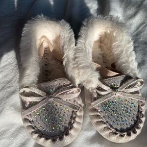 Girls size 8 Kelly & Katie Moccasins, fur inside and rhinestones front with bow
